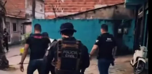Policiais durante buscas da polícia civil na Operação Dupla Cena