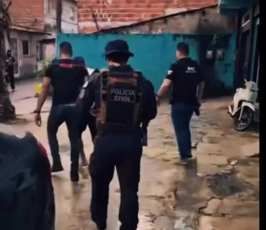 Policiais durante buscas da polícia civil na Operação Dupla Cena