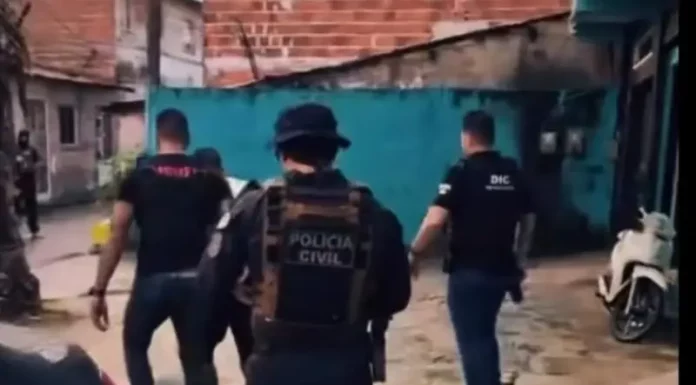 Polícia desarticula grupo por golpe de R$ 114 mil em lotérica de Florianópolis Policiais durante buscas da polícia civil na Operação Dupla Cena