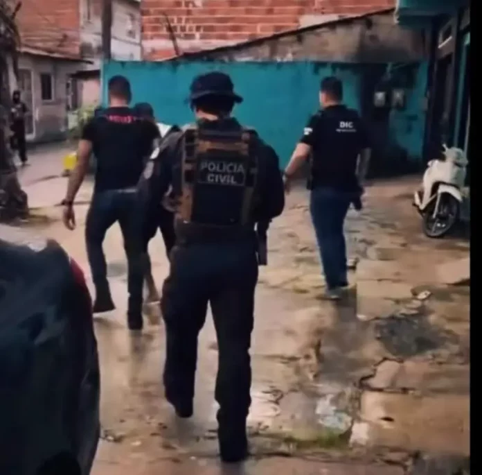 polícia Policiais durante buscas da polícia civil na Operação Dupla Cena
