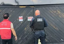 Agentes da guarda municipal e do Procon durante vistoria a casa noturna