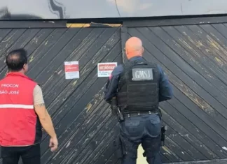 Agentes da guarda municipal e do Procon durante vistoria a casa noturna