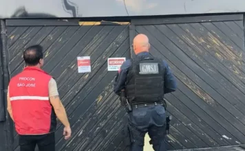 Agentes da guarda municipal e do Procon durante vistoria a casa noturna