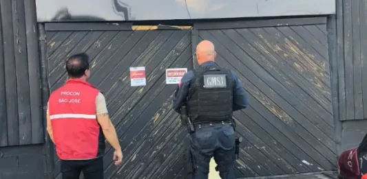Procon interdita casa de eventos em São José e suspende venda de ingressos Agentes da guarda municipal e do Procon durante vistoria a casa noturna