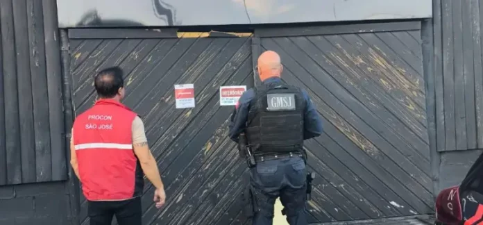 Agentes da guarda municipal e do Procon durante vistoria a casa noturna