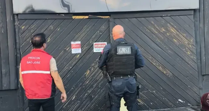 Procon interdita casa de eventos em São José e suspende venda de ingressos Agentes da guarda municipal e do Procon durante vistoria a casa noturna