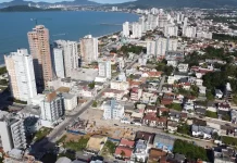 Vista aérea de Balneário Piçarras mostra área urbana com prédios e a orla, ilustrando o crescimento da cidade e o contexto de desenvolvimento abordado pelo programa SC Cidades do Futuro.