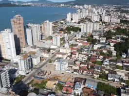 Vista aérea de Balneário Piçarras mostra área urbana com prédios e a orla, ilustrando o crescimento da cidade e o contexto de desenvolvimento abordado pelo programa SC Cidades do Futuro.