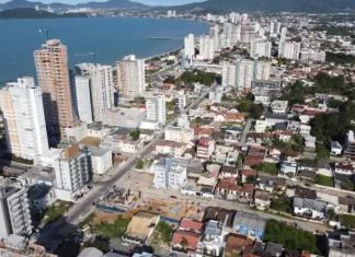 SC Cidades do Futuro tem monitoramento de eventos climáticos como principal demanda Vista aérea de Balneário Piçarras mostra área urbana com prédios e a orla, ilustrando o crescimento da cidade e o contexto de desenvolvimento abordado pelo programa SC Cidades do Futuro.