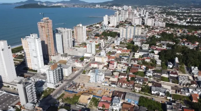 Vista aérea de Balneário Piçarras mostra área urbana com prédios e a orla, ilustrando o crescimento da cidade e o contexto de desenvolvimento abordado pelo programa SC Cidades do Futuro.