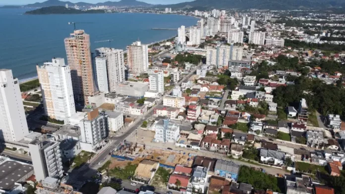 Vista aérea de Balneário Piçarras mostra área urbana com prédios e a orla, ilustrando o crescimento da cidade e o contexto de desenvolvimento abordado pelo programa SC Cidades do Futuro.