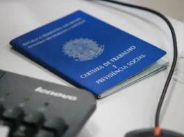 Foto de carteira de trabalho, simbolizando as vagas de empregos em Santa Catarina
