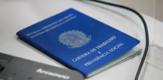 Foto de carteira de trabalho, simbolizando as vagas de empregos em Santa Catarina