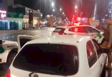 Veículo ligado a furtos é apreendido com objetos e motorista é preso em São José Policiais em abordagem a veículo furtado em São José
