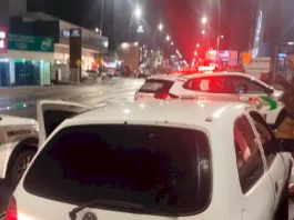 Policiais em abordagem a veículo furtado em São José