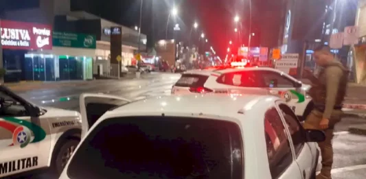 Policiais em abordagem a veículo furtado em São José