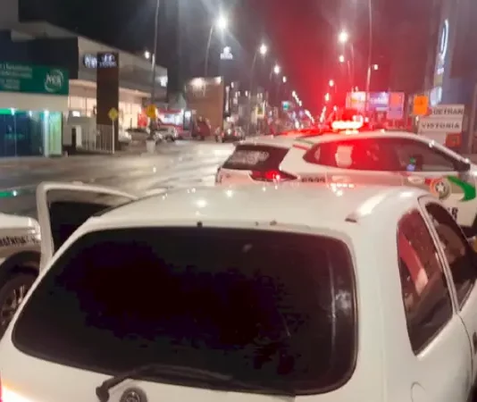 Policiais em abordagem a veículo furtado em São José