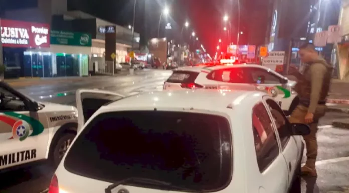 Policiais em abordagem a veículo furtado em São José