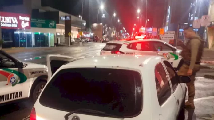veiculo-furtado Policiais em abordagem a veículo furtado em São José