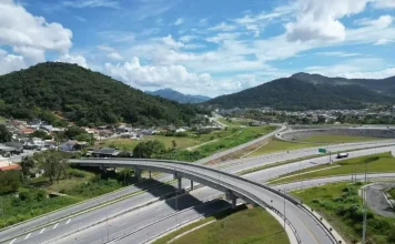 Viaduto do Contorno Viário de Florianópolis terá bloqueio para manutenção Foto aerea do viaduto do contorno viário que receberá manutenção