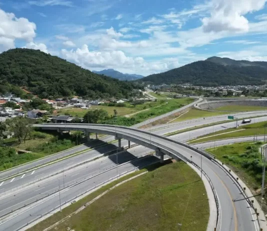 Viaduto do Contorno Viário de Florianópolis terá bloqueio para manutenção Foto aerea do viaduto do contorno viário que receberá manutenção