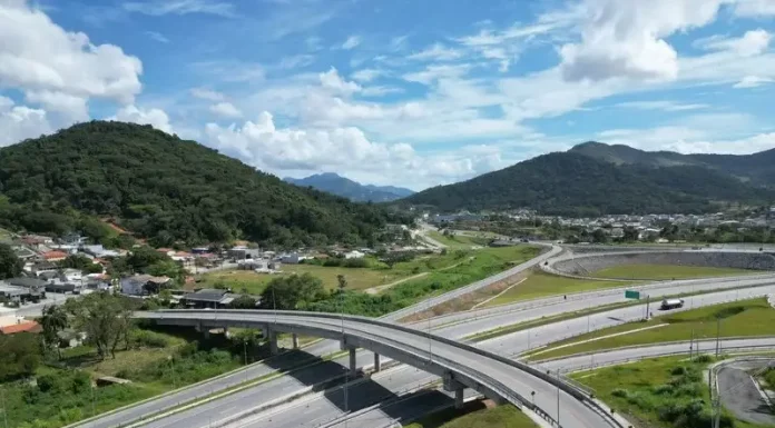 Viaduto do Contorno Viário de Florianópolis terá bloqueio para manutenção Foto aerea do viaduto do contorno viário que receberá manutenção