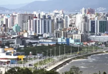 São José fica em 3º no ranking das cidades mais felizes do Brasil em 2026 Vista panorâmica de São José com montanhas ao fundo, usada para ilustrar a cidade citada no ranking das cidades mais felizes do Brasil.