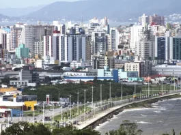 São José fica em 3º no ranking das cidades mais felizes do Brasil em 2026 Vista panorâmica de São José com montanhas ao fundo, usada para ilustrar a cidade citada no ranking das cidades mais felizes do Brasil.