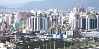 Vista panorâmica de São José com montanhas ao fundo, usada para ilustrar a cidade citada no ranking das cidades mais felizes do Brasil.