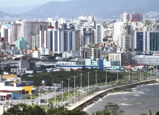 São José fica em 3º no ranking das cidades mais felizes do Brasil em 2026 Vista panorâmica de São José com montanhas ao fundo, usada para ilustrar a cidade citada no ranking das cidades mais felizes do Brasil.