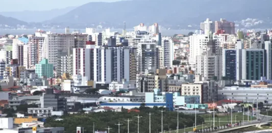 Vista panorâmica de São José com montanhas ao fundo, usada para ilustrar a cidade citada no ranking das cidades mais felizes do Brasil.
