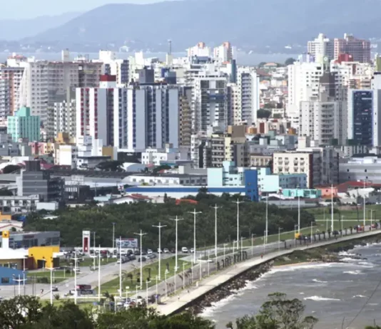 Vista panorâmica de São José com montanhas ao fundo, usada para ilustrar a cidade citada no ranking das cidades mais felizes do Brasil.