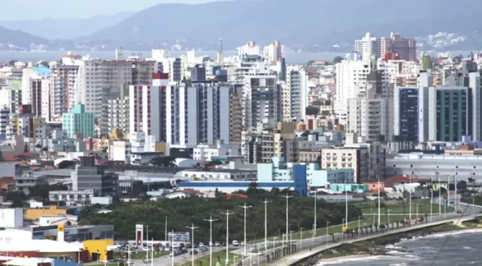 São José fica em 3º no ranking das cidades mais felizes do Brasil em 2026 Vista panorâmica de São José com montanhas ao fundo, usada para ilustrar a cidade citada no ranking das cidades mais felizes do Brasil.