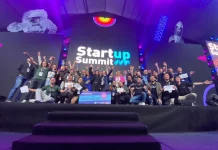 Acelera Startup SC prevê R$ 1,6 milhão para apoiar empreendedores catarinenses Grupo de participantes celebra no palco do Startup Summit o anúncio do Programa Acelera Startup SC, que investirá R$ 1,6 milhão em startups catarinenses.