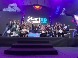 Grupo de participantes celebra no palco do Startup Summit o anúncio do Programa Acelera Startup SC, que investirá R$ 1,6 milhão em startups catarinenses.