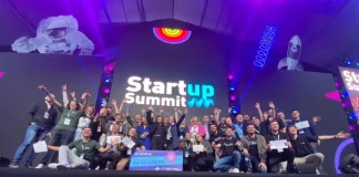 Grupo de participantes celebra no palco do Startup Summit o anúncio do Programa Acelera Startup SC, que investirá R$ 1,6 milhão em startups catarinenses.