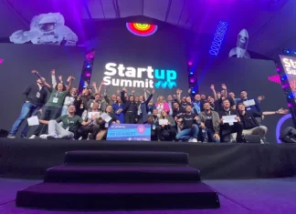 Acelera Startup SC prevê R$ 1,6 milhão para apoiar empreendedores catarinenses Grupo de participantes celebra no palco do Startup Summit o anúncio do Programa Acelera Startup SC, que investirá R$ 1,6 milhão em startups catarinenses.
