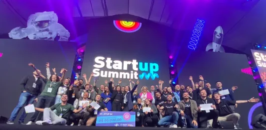 Grupo de participantes celebra no palco do Startup Summit o anúncio do Programa Acelera Startup SC, que investirá R$ 1,6 milhão em startups catarinenses.