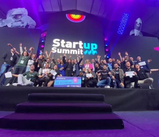 Acelera Startup SC prevê R$ 1,6 milhão para apoiar empreendedores catarinenses Grupo de participantes celebra no palco do Startup Summit o anúncio do Programa Acelera Startup SC, que investirá R$ 1,6 milhão em startups catarinenses.