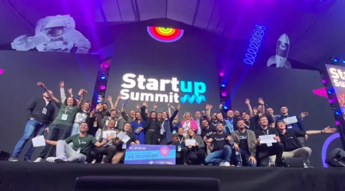 Acelera Startup SC prevê R$ 1,6 milhão para apoiar empreendedores catarinenses Grupo de participantes celebra no palco do Startup Summit o anúncio do Programa Acelera Startup SC, que investirá R$ 1,6 milhão em startups catarinenses.