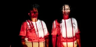 A trizes Milena Moraes e Drica Santos na peça sobre a Rotina das mães de pessoas privadas de liberdade