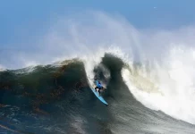 Surfista encara onda gigante durante etapa do Big Waves Brasil em Laguna, ilustrando a força do mar e o nível extremo da competição de ondas grandes em Santa Catarina.