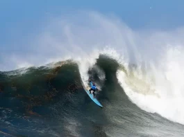 Surfista encara onda gigante durante etapa do Big Waves Brasil em Laguna, ilustrando a força do mar e o nível extremo da competição de ondas grandes em Santa Catarina.
