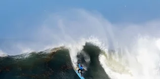 Surfista encara onda gigante durante etapa do Big Waves Brasil em Laguna, ilustrando a força do mar e o nível extremo da competição de ondas grandes em Santa Catarina.