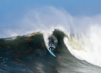 Surfista encara onda gigante durante etapa do Big Waves Brasil em Laguna, ilustrando a força do mar e o nível extremo da competição de ondas grandes em Santa Catarina.