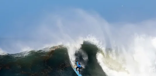 Surfista encara onda gigante durante etapa do Big Waves Brasil em Laguna, ilustrando a força do mar e o nível extremo da competição de ondas grandes em Santa Catarina.