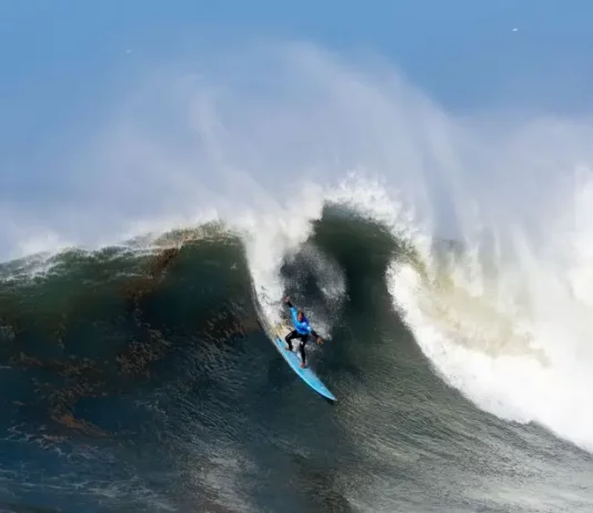 Surfista encara onda gigante durante etapa do Big Waves Brasil em Laguna, ilustrando a força do mar e o nível extremo da competição de ondas grandes em Santa Catarina.