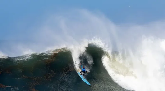 Etapa do Big Waves Brasil leva SC à rota mundial do surf de ondas grandes Surfista encara onda gigante durante etapa do Big Waves Brasil em Laguna, ilustrando a força do mar e o nível extremo da competição de ondas grandes em Santa Catarina.