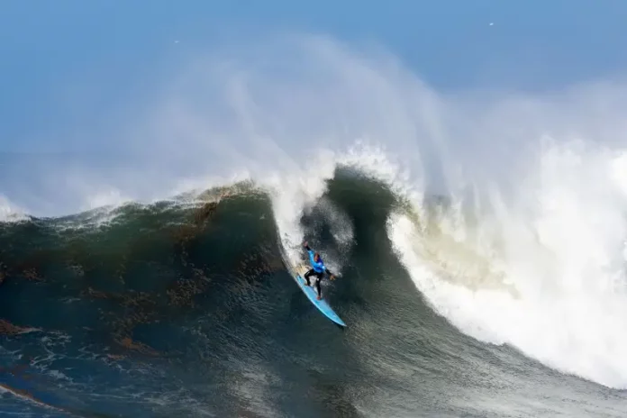 Surfista encara onda gigante durante etapa do Big Waves Brasil em Laguna, ilustrando a força do mar e o nível extremo da competição de ondas grandes em Santa Catarina.