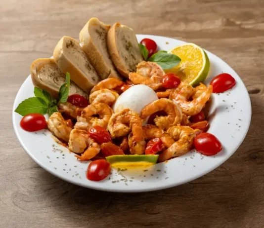 Prato do Festival Brasil Sabor com camarões salteados, burrata, tomates-cereja, pão e fatias de limão, destacando a gastronomia catarinense.